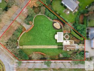 Uitstekend bouwperceel van ongeveer 4.359 m²<br />Dit unieke stuk grond bevindt zich bij de rotonde Baillet-Latourlei / Frilinglei, op de hoek met de Lannoylei. De oprit naar het perceel is voorzien aan de Lannoylei.<br />Het terrein beschikt al over een aangelegde tuin. Door een recente verkaveling is het mogelijk om hier een vrijstaande villa te bouwen, op voorwaarde dat het zwembad en het poolhouse worden verwijderd of verplaatst.<br />Voor meer informatie over bouwvoorschriften en aanvullende details kunt u contact met ons opnemen: Catherine - 0472 23 14 51 - catherine.descheemaecker@sels.be