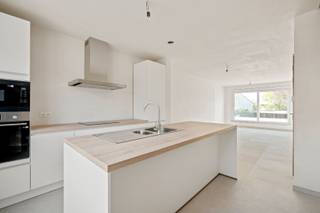 Dit duplex appartement met enorm veel natuurlijke lichtinval en ruime zuidgerichte terras biedt tal van andere troeven...ONTDEK HET APPARTEMENT VIA...