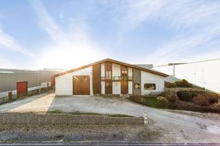 Unieke kans in Dadizele, Moorslede om wonen en werken te combineren! De eigendom bestaande uit een loods van ca. 681 m² en een woning met...