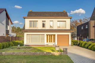 Charmante vrijstaande woning met 4 slaapkamers, inpandige garage en grote tuin op een perceel van 906m² nabij het dorpscentrum van...
