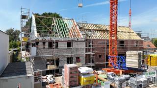 Rond de Mokkerkapel worden drie moderne BEN-woningen gebouwd op een toplocatie, op wandelafstand van scholen, winkels en openbaar vervoer. De woningen worden ontwikkeld met focus op maximaal wooncomfort, energiezuinigheid en een kwalitatieve afwerking.<br /><br />Lot 4 beschikt over een inpandige garage, een regenwaterput van 7.500 liter en een praktische zolder met extra mogelijkheden.<br /><br />De woning kan wind- en waterdicht aangekocht worden — ideaal voor wie de afwerking volledig naar eigen smaak wil bepalen.<br /><br />Wenst u meer informatie of een bezoek? Contacteer ons gerust.