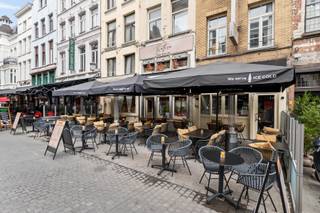 Op een absolute toplocatie, midden in het historische hart van Antwerpen, bevinden zich deze twee handelshuizen aan de Oude Koornmarkt. Tussen...