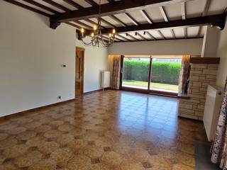 <p><span>GOED ONDERHOUDEN EN GEZELLIGE LAAGBOUWILLA 146M² MET 2 SLAAPKAMERS, GARAGE EN ZUIDWEST-GEORIËNTEERDE TUIN</span></p><p><span>rustige ligging in doodlopende straat nabij centrum en station met vlotte bereikbaarheid via N16, A12 en N17</span></p><p><span> </span></p><p><span>Gelijkvloers:</span><span> Ruime inkomhal (18m²) / wc / living met eetplaats (35m²) met toegang tot groot terras en aangename zuidwest-georiënteerde tuin / recente en super-ingerichte keuken (3,5 x 3,3m) (bouwjaar: 2019) / berging (2 x 1,5m) / 2 ruime slaapkamers (4,4 x 4,2m; 3,9 x 3m) / badkamer met wastafel, ligbad en douche / garage (5,5 x 3,2m) met wasplaats (3,4 x 2,3m).</span></p><p><span>Stockage-zolder (11,4 x 8,4m).</span></p><p><span> </span></p><p><span>Tuin met terras (voorzien van 2 zonnetenten) en tuinberging.</span></p><p><span>Oprit met meerdere autostaanplaatsen.</span></p><p><span> </span></p><p><span>Woning is herschilderd en voorzien van lichtarmaturen en raamdecoratie.</span></p><p><span> </span></p><p><span>Lasten: € 75 / maand (onderhoud en snoeiwerk van de hagen en planten in de achtertuin).</span></p><p><span> </span></p><p><span>Woning is bewoonbaar door maximaal 3 personen.</span></p><p><span> </span></p>