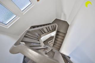 Het appartement is gelegen in een mooi hoekhuis (bouwkundig erfgoed) op de hoek van de Armand Segerslei en de Eduard Arsenstraat in Mortsel...