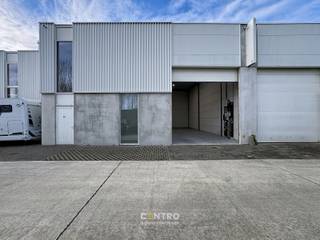 <u><strong>Benaderende AFMETINGEN: </strong></u><br />12m breed x 15,29m diep<br />1 parkeerplaats voor de deur<br /><br /><u><strong>AFWERKING:</strong></u>
<ul>
<li>Stalen constructie met volledige overspanning. </li>
<li>Gevelwanden in ytong</li>
<li>Gepolierde en gewapende betonvloer (15cm)</li>
<li>Geïsoleerd (10cm PIR) plat dak (2 laagse dakverdichting) met centrale lichtstraat (dubbelwandige polycarbonaat platen)</li>
<li>1 geïsoleerde, elektrische sectionaalpoort (h: 4,5m; b: 4m). </li>
<li>Afzonderlijke aluminium inkomdeur met raam, voorzien van aluminium schrijnwerk en hoge rendementsbeglazing. </li>
<li>LED-verlichting</li>
<li>Vrije hoogte van 6,2m (onder de spanten)</li>
</ul>
<br /><u><strong>NUTSVOORZIENINGEN:</strong></u><br />Alle voorzieningen zijn getroffen voor aansluiting van stadswater, elektriciteit (3 x 400V, 32A ), internet. <br />Afzonderlijke tellers<br /><br /><u>* Bijzonderheden:</u><br />- Vermelde prijzen zijn exclusief btw, gemene kosten en onroerende voorheffing.<br />- Onze referentie op <strong>www.centro.be</strong>: <strong>P0492</strong> of contacteer ons op <strong>050 70 01 02</strong>.