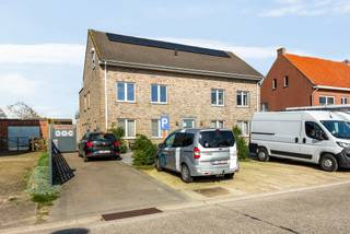 Luxueus appartement op de volledige bovenste verdieping van een kleinschalig gebouw met twee garageboxen, gelegen op een rustige locatie te...