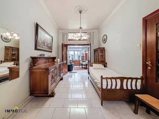 Deze te renoveren woning bestaat op het gelijkvloers uit een inkomhal, een aangename leefruimte met aparte eetkamer en een aansluitende keuken.Op de...