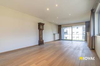 VERKOCHT VOOR PUBLICITEIT!! Compromis in opmaak.Dit zeer lichtrijk hoekappartement bevindt zicht pal in het centrum van Izegem en heeft toch een zeer...