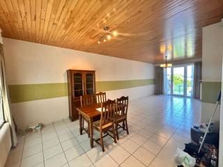 Ruime woning met tuin te koop in Heuvelland.Indeling als volgt: Inkom, wc, woonkamer, keuken1ste verdiep: 2 kamers &amp; badkamer.Ruime zolder met...