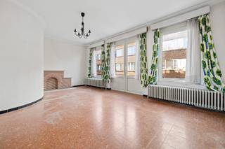 Ontdek dit charmante, te renoveren huis in bel-étage-stijl met 2 slaapkamers en een kantoor, gelegen vlak bij de Place Schweitzer, het Wilderpark, het openbaar vervoer (lijnen 19, 20 en 82), scholen, winkels en hoofdwegen! Al bij binnenkomst valt het huis op door zijn karakteristieke elementen, met name de prachtige gebogen trap en de ruimtes die zo typerend zijn voor huizen in bel-étage-stijl. Op de begane grond beschikt het huis over een echte troef in de stad: een buitenruimte op twee niveaus die naar eigen wens kan worden ingericht. Twee kelders en een grote garagebox maken dit niveau compleet. Op de eerste verdieping profiteren de leefruimtes van veel lichtinval dankzij de talrijke ramen. De keuken, die momenteel gerenoveerd moet worden, komt uit op een klein balkon. Op de tweede en bovenste verdieping profiteren de slaapruimtes eveneens van een aangenaam lichtinval. Een badkamer met toilet maakt het geheel compleet.<br />Technische gegevens:<br />Aluminium en PVC-kozijnen met enkel glas – Elektriciteit niet conform de voorschriften – Gasgestookte verwarmingsketel<br />EPB: G - 452 kWh/m²/jaar – 90 kg CO₂/jaar<br />Bouwvergunning aangevraagd op 28/09<br /><br />Begane grond<br />- Entreehal met berging ± 10 m²<br />- Toegang tot de tuin<br />- Wijnkelder ± 4 m²<br />- Technische ruimte ± 10 m²<br />- Garagebox ± 20 m²<br />- Buitenruimte van ± 50 m², bestaande uit een terras op 2 niveaus<br /><br />1e verdieping<br />- Woon-/eetkamer ± 35 m²<br />- Keuken ± 7 m²<br />- Balkon ± 3 m²<br />- Toilet<br /><br />2e verdieping<br />- 2 slaapkamers ± 15 m²<br />- Kantoor ± 6 m²<br />- Badkamer met toilet van ± 7 m²