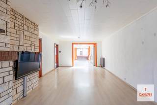 In deze <strong>rustige buurt </strong>te Wondelgem vindt u deze interessante halfopen bebouwing. Ideaal voor mensen die graag hun eigen smaak geven aan hun woning. In de omgeving vindt u alle voorzieningen zoals winkels, openbaar vervoer, het centrum van Wondelgem en is gelegen op fietsafstand van Gent. Kortom de perfecte locatie voor oud en jong.<br /><br />Vooraan de woning heeft u een voortuin en een oprit tot aan de <strong>alleenstaande garage</strong>, wat voldoende mogelijkheid biedt voor het parkeren van uw wagen. Op het gelijkvloers vindt u de inkomhal, een apart toilet, de ruime woonkamer met houtkachel, een eerste en een tweede keuken, beide met toegang tot het terras en de tuin. Het aangelegde terras met een zuidoost oriëntatie heeft verder een tuinhuis/ bergruimte en een overdekt stuk. <br /><br />Verder op het eerste verdiep vindt u de badkamer met douche en toilet, <strong>twee slaapkamers</strong> en een derde <strong>kleinere kamer</strong> die toegang heeft tot de zolder (via een zolderluik). <br /><br />Heeft u zin om deze woning te bezoeken? Aarzel niet mijn collega Kobe te contacteren via 09 278 88 88.