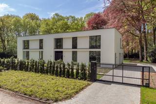 GELIJKVLOERSRuime inkomhal 38m², voorzien van gastentoilet en handenwasser in marmer. Een elegante kastenwand met ingebouwde zitbank voegt een extra...