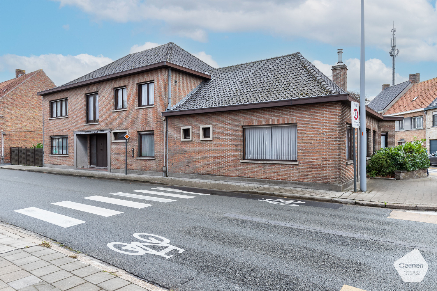 Wonen en werken in het hart van Ruddervoorde ! Deze woonst omvat 5 slaapkamers &amp; 2 garages! - foto 1