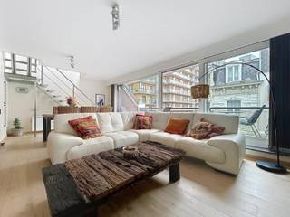 Energiezuinig duplexappartement op een steenworp van de zeedijk en op wandelafstand van winkels, horeca en openbaar vervoer. De indeling omvat...