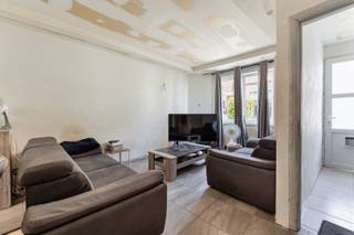 Te renoveren woning met drie slaapkamers en tuin te Willebroek!<br /><br />Op zoek naar een woning die u volledig naar eigen smaak kunt renoveren of opfrissen? Dan is deze woning zeker een bezoek waard.<br /><br />Via de inkomhal bereikt u de leefruimte aan de voorzijde, gevolgd door de keuken. Achteraan bevinden zich de badkamer met douche, lavabo en toilet en de toegang tot de tuin.<br /><br />Op de eerste verdieping zijn er twee slaapkamers van 14m² en 13m². De zolderverdieping is momenteel ingericht als een extra slaapkamer van 17m².<br /><br />Aan de achterzijde bevindt zich de tuin van ca. 40m2.<br /><br />Centraal gelegen nabij winkels, supermarkten, scholen, openbaar vervoer en met een vlotte verbinding naar de A12 en N16.<br /><br />Kenmerken:<br /><br />- Te renoveren woning <br />- Drie slaapkamers<br />- Tuin aanwezig<br />- Centrale ligging te Willebroek<br /><br />112m2 bewoonbare oppervlakte cfr EPC.<br /><br />Wenst u een bezoek of meer informatie? Dan kan u ons steeds contacteren via info@dvarealestate.be of via 03/297.00.00.