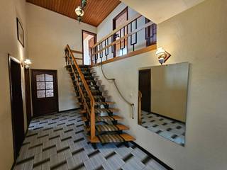 Rustig gelegen, split-level woning met 3 slaapkamers, garage en tuin. De eigendom is gelegen op korte afstand van het treinstation van Hever en de Leuvensesteenweg (N26). EPC-score : 495 (label E - renovatieverplichting). Volgens een simulatie kan label D al gehaald worden na het isoleren van de spouwmuur. Oppervlakte : 6a 48ca. Oriëntatie tuin : zuiden. Vg, Wg, Gmo, Gvkr, Gvv. P en G-score: A. De elektrische installatie is conform het AREI.<br /><br />INDELING : <br />Onderaards : <br />Kelderruimtes en kruipkelder.<br /><br />Gelijkvloers : <br />Berging (aansluiting wasmachine en droogkast, keramische uitgietbak), veranda (gasketel, gasmeter, buitendeuren), garage (trap naar kelder, zekeringenkast, houten kantelpoort, smeerput, aanbouwkasten, watermeter).<br /><br />Verdieping + 0,5 : <br />Inkomhal (kast met installatie elektriciteit, trap naar de verdieping), toilet (lavabo, wc), keuken (aanbouwkasten, dampkap, elektrische kookplaat, dubbele synthetische spoelbak met afdruipvlak), bureau, zitplaats (toegang tot overdekt terras en tuin, schouw met inbouwcassette), eetplaats. <br /><br />Verdieping + 1 :<br />Overloop (luik zolder), slaapkamer 1 (toegang zolder boven living), slaapkamer 2 (aangebouwde kast), slaapkamer 3, badkamer (lavabo in meubel, bidet, elektrische boiler, ligbad)<br /><br />Zolders<br /><br />Afzonderlijk : <br />Tuinhuis.<br /><br />AFWERKING :<br />- Vloer : keramische tegels, betonvloer, mozaïekparket, laminaat, kurkvloer, granito tegels.<br />- Muren : behangen, betegeld, geschilderd pleisterwerk, geschilderd metselwerk.<br />- Plafond : houten plafondtegels, <br />Vensterbanken en dorpels in natuursteen.<br /><br />AFMETINGEN :<br />Zie indelingsplannen bij downloads rechts.<br /><br />DIVERSEN : <br />Houten ramen met dubbele beglazing. Rolluiken in pvc met lint. Centrale verwarming op gas met radiatoren.<br />De opmetingskosten, zijnde € 850 excl. 21% BTW, zijn ten laste van de koper.<br /><br />STEDENBOUWKUNDIG :<br />Stedenbouwkundige vergunning : ja <br />Stedenbouwkundige bestemming : woongebied<br />Geen rechterlijke herstelmaatregel of bestuurlijke maatregel opgelegd.<br />Voorkooprecht : nee<br />Verkavelingsvergunning : nee (uit verkaveling gesloten)<br />P-score: A / G-score: A