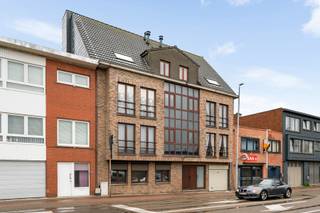 <p>Dit appartement bevindt zich op de tweede verdieping en beschikt over twee slaapkamers.</p>
<p>De woonkamer met eethoek sluit aan op een aparte, volledig ingerichte keuken. Vanuit de nachthal is er toegang tot een afzonderlijke toiletruimte en een badkamer die is uitgerust met een ligbad en een meubel. In de berging bevindt zich de gascondensatieketel en aansluitingen voor wasmachine en droogkast. Aan de achterzijde van het appartement bevinden zich de twee slaapkamers, die beide uitgeven op het terras. De ramen van de slaapkamers zijn voorzien van rolluiken. Tot slot beschikt het appartement over airco. <br />Autostaanplaats aanwezig in het ondergrondse complex.<br /><br /><span>Extra info: geen verdere gemeenschappelijke kosten I EPC 309 kWh/ (m² jaar) label D I watertoets: P-score: C I </span><span>G-score: C.</span></p>