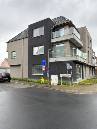 Appartement op de 1ste verdieping van de Residentie Arthur Coussens, in het centrum van Ichtegem. <br /><br />Het appartement bestaat uit: inkomhal - toilet - woonkamer - terras - ingerichte keuken - berging/wasplaats - 2 slaapkamers - badkamer - garage. <br /><br /><br />Huurprijs 675 €/maand appartement + 50 €/maand garage + 50 €/maand syndicuskosten. <br />Vrij: 01 februari 2026<br />EPC label A