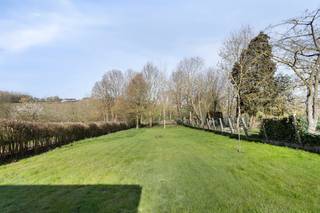 Dit herenhuis te Sint-Kornelis-Horebeke met een bewoonbare oppervlakte van maar liefst 241m² (BVO) biedt een uitzonderlijke kans om te wonen in een pand waar geschiedenis, hedendaags comfort, ruimte en sfeer samenkomen. Achter de statige gevel vindt u een indrukwekkende inkomhal met gastentoilet en een leefruimte met een gezellige zithoek en eetgedeelte, aansluitend op een functionele keuken met extra bergruimte. Authentieke elementen zoals hoge plafonds en houten deuren dragen overal bij aan de bijzondere uitstraling van het huis. Er is tevens een kelder. Via de ruime trappenhal bereikt u het eerste en tweede verdiep, waar vier kamers kunnen worden ingericht als slaapkamers, bureau of hobbyruimte. De centraal gelegen badkamer is volledig uitgerust met ligbad, douche en dubbele lavabo, terwijl één van de kamers een extra eigen doucheruimte met lavabo heeft voor extra comfort en privacy. Alsook is er een afzonderlijk toilet. Buiten kan u genieten van twee terrassen en een diepe tuin die uitnodigen tot ontspanning, met vanuit de tuin en achtergevel een weids uitzicht over het glooiende landschap. Parkeren kan eenvoudig op het eigen terrein. Een woning met landelijke ligging die u ter plaatse moet beleven om de charme en mogelijkheden volledig te ontdekken. Contacteer Vastgoed Lietaer voor meer info en plan een bezoek in via 055/500 007 of info@vastgoedlietaer.be. Enkel een schriftelijk bod aanvaard door de verkopers resulteert in enige verbintenis/verkoop. <br />