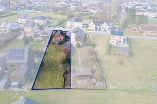 <u><strong>Te renoveren (uitbreidbare) woning (6% btw) of sloop/heropbouw op een rustig gelegen perceel van +- 11are op wandelafstand van het centrum van Diepenbeek!</strong></u><br /><br /><u><strong>TROEVEN: </strong></u><br />- Renovatie mogelijk aan <strong>6% BTW</strong><br />- Optie sloop -heropbouw aan <strong>6% BTW</strong> mogelijk<br />- Registratie aan <strong>2%</strong> indien voldaan aan de voorwaarden<br />- <strong>Eenvoudig om te vormen </strong>naar <strong>EPC D</strong> (klein raampje boven traphal vervangen)<br />- Heel fijne ligging waar je geniet van zowel rust als bereikbaarheid <br />- Op wandelafstand van het centrum, winkels en scholen <br />- Slechts enkele minuten van de E313 <br />- Perceeloppervlakte van +/- 11 aren<br />- Verkaveling van de percelen wordt geregeld door de huidige eigenaar<br />- De linkse woning wordt afgebroken en wordt vervangen door een nieuwbouw woning<br /><br />Welkom op de Boomgaardstraat in Diepenbeek, waar het zalig rusten en wonen is op slechts een steenworp afstand van het charmante dorpscentrum! <br /><br />De woning kan gerenoveerd/uitgebreid worden aan 6% BTW of indien gewenst afgebroken om een nieuwbouw te plaatsen aan 6% BTW indien aan de voorwaarden voldaan zijn.<br /><br />Het gebouw heeft als indeling op het gelijkvloers de centrale inkomhal, een ruime badkamer, een aparte keuken, een woonkamer en een technische ruimte met de cv-installatie en ruimte voor wasmachine en droogkast. Op de verdieping zijn er 2 ruime slaapkamers, een apart toilet en de nachthal. <br /><br />Interesse? Koen informeert u graag over alle mogelijkheden, laat gerust uw gegevens achter indien u een bezoek wenst! <br /> 