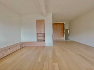 Exclusief appartement op de 7de verdieping met stadszicht, gelegen aan de Frankrijklei, hartje Antwerpen.<br /><br />Dit lichtrijke appartement van ca 113 m² (cfr. EPC) combineert comfort en elegantie met een tijdloze afwerking. Bij binnenkomst valt meteen het royale ruimtegevoel op. De ingemaakte kasten zorgen voor eenheid en praktische opbergruimte.<br /><br />De leefruimte is afgewerkt met een klassieke parketvloer die met zorg werd gerenoveerd. Deze vormt een mooi contrast met de ruw behouden balken en het betonnen plafond, wat het appartement een industrieel loftgevoel geeft. De strak vormgegeven keuken combineert witte kasten met warme houten accenten en hoogwaardige geïntegreerde toestellen. Dankzij de hoge raampartijen geniet de ruimte van veel natuurlijk licht en een stijlvolle, hedendaagse uitstraling.<br /><br />De masterbedroom bevindt zich aan de achterzijde en geniet van veel licht en een mooi uitzicht. Aansluitend is er een ruime dressingkast. De badkamer is uitgerust met een inloopdouche, lavabo en meubel, met voorziening voor wasmachine en droogautomaat.<br /><br />De tweede kamer grenst aan de keuken en het balkon en is ingericht met een ingebouwd bureaumeubel en opbergkasten.<br /><br />Apart toilet.<br /><br />Gemeenschappelijke lasten: 110 Euro per maand. <br />Provisie: 140 Euro per maand voor verwarming en water.<br />De nutsvoorzieningen gas en elektriciteit zijn privé op te nemen door de huurder. <br /><br />Beschikbaar vanaf 1 juni 2026.