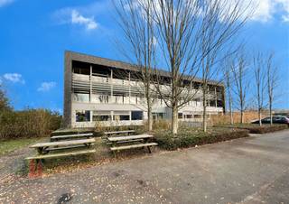 Instapklare kantoorruimte met een oppervlakte van 363 m² te huur op amper 750 m van de Knokkebaan met een onmiddellijke verbinding naar het op-...