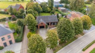 Deze te moderniseren open bebouwing, gebouwd in 1981, ligt gunstig nabij de grens van Duffel met Sint-Katelijne-Waver. <br /><br />Momenteel wordt de woning gebruikt als een laagbouwwoning, met 2 slaapkamers en de badkamer op het gelijkvloers, maar de zolder kan indien gewenst verder omgevormd worden tot minstens 2 extra slaapkamers. Er is verder een ruime inkomhal die toegang geeft tot de lichtrijke woonkamer. Deze staat in verbinding met de eetkamer en een uitgeruste keuken.<br /> <br />Er is een berging en aparte wasruimte voorzien en de woning heeft ook een afzonderlijk gastentoilet. De badkamer is uitgerust met een ligbad. Een grote troef is de ruime, inpandige garage met elektrische poort en uiteraard de zuidgerichte tuin.<br /><br />Pandenjagers is een innovatief vastgoedkantoor en kiest bewust voor een unieke en transparante aanpak. Bij ons bestaat de totale aankoopprijs altijd uit twee duidelijke onderdelen: de adviesprijs die bovenaan in de advertentie vermeld staat, plus onze vaste commissie van 10.000 euro incl. BTW. Dankzij deze open prijsstructuur krijgt u als koper vanaf het eerste moment een eerlijke inkijk hoe de totale prijs van het pand tot stand is gekomen. <br /><br />Interesse in dit pand? Contacteer ons voor een bezoek via 015/677.000 of info@pandenjagers.be.