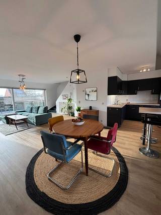 Instapklaar, gezellig & energiezuinig duplex appartement met groot terras te koop in Essen-centrum.Belangrijkste troeven:• Duplex appartement met 105...