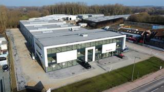Nieuwbouw kantoor/showroom van 476 m² te koop langs de commerciële Brusselbaan te Hekelgem (Affligem). De ruimte kan dienst doen als kantoor...