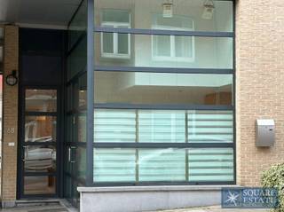 Square Estate presenteert u deze prachtige commerciële ruimte op de begane grond, ideaal gelegen in het hart van Sint-Pieters-Woluwe. De commerciële...