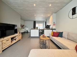Gerenoveerde (2019), energiezuinige woning te koop in Langemark centrum met 2 ruime slaapkamers en leuke binnentuin met uitweg achteraan! Gelegen...