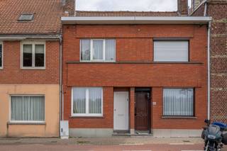 Ontdek deze charmante rijwoning in de Markebekestraat 82 te Marke. <br /><br />Bij binnenkomst word je verwelkomd in de <strong>inkomhal </strong>die leidt naar een<strong> lichtrijke leefruimte,</strong> voorzien van een gaskachel voor gezellige winteravonden. Bij doorwandelen komt u terecht in de <strong>eetkamer, </strong>met aansluitend toegang tot de <strong>keuken </strong>en <strong>badkamer </strong>met douche, lavabo en toilet. Vanuit de keuken heb je toegang tot het <strong>terras </strong>en <strong>tuin</strong>. Een bijkomende troef is de <strong>garage met uitweg</strong> <strong>langs achter,</strong> die extra comfort en opslagruimte biedt. <br /><br />Op de bovenverdieping tref je <strong>twee aangename slaapkamers</strong> aan. <br /><br />Ben je op zoek naar een <strong>rustig </strong>gelegen woning met <strong>garage </strong>en <strong>uitweg </strong>langs achter?<br /><br />Maak vandaag nog je afspraak! Contacteer: <br />Simon op 0471 547 642 - simon@dekeyser.immo of <br />Yorben op 0468 188 061 - yorben@dekeyser.immo