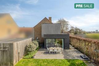 Volledig vernieuwd halfopen huis te koop in Vlamertinge met 3 slaapkamers en leuke tuin. Deze gezinswoning werd tussen 2016 en 2019 volledig aangepakt en gerenoveerd. De prachtige woonkamer is voorzien van een volledig nieuwe uitbouw die zorg voor een mooie connectie met de tuin. Ook op de eerste verdieping is er een uitbouw waardoor de woning 3 volwaardige slaapkamers heeft en een erg ruime badkamer. Uitermate geschikt voor wie op zoek is naar een vernieuwde woning zonder renovatiewerken en een gunstig EPC! Gelegen aan een residentieel pleintje bij de Poperingseweg geniet dit huis verder van een vlotte bereikbaarheid tussen Ieper en Poperinge. Vraag nu je bezoek aan en kom langs tijdens een van de bezoekmomenten!INDELINGGelijkvloerse verdieping: Inkomhal met apart toilet - ruime lichtrijke woonkamer voorzien van een mooie uitbouw en een volledig geïnstalleerde open keuken - wasplaats/berging - leuke omheinde tuin met terras vervaardigd uit gepolierde beton - uitweg naar de straat via poort - kwalitatieve tuin-en fietsenberging - parkeerplaats.Eerste verdieping: Drie volwaardige slaapkamers - ruime badkamer met dubbel lavabomeubel, toilet, inloopdouche en ligbad.Verder heeft deze woning nog een ruime zolder (kamer mogelijk) en een droge kelder.TOEVEN- Volledig vernieuwd- Halfopen huis met directe toegang naar tuin- Drie volwaardige slaapkamers en ruime badkamer- Vlotte verbinding met Ieper en Poperinge- Vloerverwarming - Elektriciteit conform- Gunstig EPC (B)De eigendom wordt aangeboden via de Pre-sale formule. Op 18/04/2026 tussen 10:00 en 12:00 kan u de woning op afspraak komen bezichtigen en een bod uitbrengen. De vermelde prijs is een instelprijs. Voor meer info, gelieve contact op te nemen met de dossierverantwoordelijke.