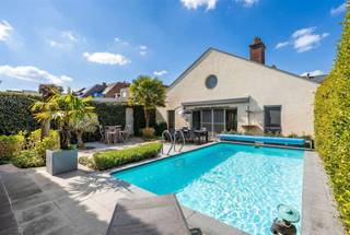 <p><span>Welkom in de Jozef Buyssestraat te Wetteren, waar wonen en werken perfect gecombineerd kunnen worden. Deze veelzijdige eigendom biedt aan de straatzijde een ruime praktijkruimte met meerdere loketten en polyvalente ruimtes, momenteel verhuurd – ideaal als investering of voor vrij beroep.</span></p><p><span> </span></p><p><span>Achteraan bevindt zich de prachtig afgewerkte woning, gekenmerkt door een overvloed aan natuurlijk licht en een doordachte indeling.</span></p><p><span> </span></p><p><span>De woning heeft volgende indeling: inkomhal met apart toilet, grote lichtrijke trappenhal, eerste slaapkamer en badkamer op het gelijkvloers. Een langwerpige leefruimte met zithoek en living. Deze staat in verbinding met de volledig uitgeruste keuken. Naastliggend is een grote bergruimte aanwezig. Op de eerste verdieping zijn er 2 grote kamers en een tweede badkamer beschikbaar. Meer bergruimte is aanwezig in de kelder. </span></p><p><span> </span></p><p><span>Extern beschikt deze woning over meerdere parkeerplekken vooraan, een externe aansluitende garage, en voornamelijk een super leuke stadstuin met ingebouwd verwarmd zwembad. Hier kan je volledig tot rust komen en ontsnappen van het drukke leven. </span></p><p><span> </span></p><p><span>Zowel als eigen bewoning, investering, combinatie tussen woon/werk of meer is dit pand een absolute topper. </span></p><p><span> </span></p><p><span>EPC: 169 kWh/m²jaar – Label B</span></p><p><span>Cv op stookolie</span></p><p><span>Asbestveilig</span></p><p><span>Zonnepanelen aanwezig</span></p><p><span> </span></p><p><span>Interesse om het potentieel van dit pand te komen ontdekken? Contacteer Quinten van Immo Zone op 0485/02.48.04 of per mail op <span>quinten@immo-zone.be</span></span><span> </span></p><p><span> </span></p>