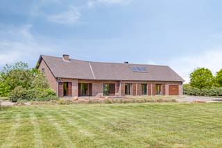 Deze woning met 4 slaapkamers is landelijk gelegen en biedt een unieke combinatie van ruimte, comfort en energiezuinig wonen. Dankzij het goede EPC...