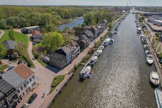 <p>In het rustige en groene Klein Willebroek bevindt zich deze verzorgde gesloten bebouwing, omringd door natuur en op wandelafstand van gezellige horecagelegenheden.</p>
<p>Binnenin wordt u verwelkomd in een lichtrijke leefruimte, waar grote raampartijen zorgen voor een aangename en open sfeer. De woning beschikt over een volledig uitgeruste keuken en tal van ingemaakte kasten, wat bijdraagt aan het praktische comfort. De afwerking gebeurde met duurzame en kwalitatieve materialen, wat voelbaar is in elk detail.</p>
<p>De woning telt twee volwaardige slaapkamers, waarvan één beschikt over een eigen dressing. Daarnaast zijn er twee moderne badkamers, wat zorgt voor extra comfort en flexibiliteit.</p>
<p>Als absolute troef beschikt de woning over een privé sauna, ideaal om volledig tot rust te komen. Deze ruimte kan bovendien perfect worden ingericht als extra slaapkamer, bureau of hobbyruimte, afhankelijk van uw noden.</p>
<p>Dankzij de aanwezige airconditioning geniet u het hele jaar door van een aangenaam binnenklimaat.</p>
<p>Het gezellige terras vormt een mooie verlenging van de leefruimte en is de ideale plek om te ontspannen of gasten te ontvangen in alle privacy.</p>
<p>Kortom, een instapklare woning die comfort, kwaliteit en een uitstekende ligging moeiteloos combineert.<br /><br />Meer info en documenten op www.malines-group.be<br /><br />Stedenbouwkundige info: Vg - Wg - Gmo - VKr - Gvv</p>