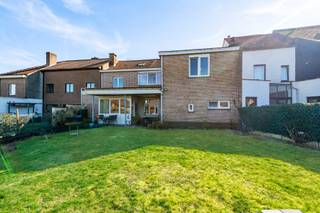 Gezellige woning met mooie tuin en een appartement van 77 m² met 1 slaapkamer als aparte entiteit. Woonhuis indeling: inkomhal, ruime woonkamer met eetkamer en zithoek, ingerichte keuken en overdekt terras, op het gelijkvloers is er tevens een slaapkamer, dressing, een badkamer met douche, wastafel en toilet, bureau. Eerste verdieping: nachthal, 2 ruime slaapkamers, bureau en badkamer douche, wastafel en toilet. Zolder met uitbreidingsmogelijkheden. Grote kelder en praktische garage. Appartement indeling: inkomhal gelijkvloers met trap naar de eerste verdieping: woonkamer, ingerichte keuken, badkamer met douche, enkele lavabo en toilet, slaapkamer en veranda. Eveneens een zolder met uitbreidingsmogelijkheden. Aparte tellers. Oprit voor 2 wagens. Goede ligging op wandelafstand van bus, nabij scholen, winkels en belangrijke invalswegen. De Internationale Duitse School Brussel is op ± 1 km, de Brussels American School is op ± 1,5 km, de British School of Brussels is op ± 5,5 km en de European School Brussels II is op ± 6–7 km. Het NAVO-hoofdkwartier is ±7,8 km en het hoofdkantoor van de Europese Commissie is ±14 km.  EPC Woning 387 kWh/(m²jaar) UC 260203-0003788787, EPC Appartement 271 kWh/(m²jaar) UC 20240828-0003351808. De woning is beschikbaar bij akte, het appartement is verhuurd. 