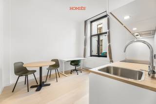 In dit zopas totaal gerenoveerd studentenpand in de Ravenstraat 64 bieden wij een instapklare studio aan met hoogwaardige materialen en EPC A. Gelegen op het gelijkvloers aan de voorzijde, combineert deze studio comfort, privacy en functionaliteit. De unit beschikt over een eigen badkamer met douche, toilet en lavabo en een volwaardige eigen keuken met vaatwasser en combi-oven, aangevuld met een tafeltje en stoelen. Daarnaast worden een boxspring (140×200), bureau, bureaustoel en kleerkast voorzien, waardoor deze studio volledig gebruiksklaar is. Bewoners genieten eveneens van een gemeenschappelijk terrasje achteraan in een rustig kader. Een duurzame en kwalitatieve woonoplossing, perfect als veilige investering in studentenvastgoed. Heeft u vragen of zou u graag een bezoek inplannen? Aarzel dan niet om ons te contacteren via jef@homies.be of via 016 22 82 22. HOMIÉS, an Eye for Immo.