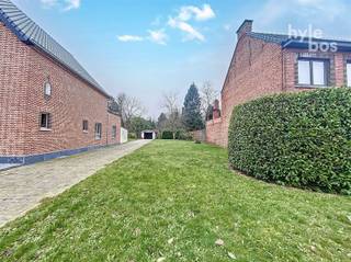 NIEUWE VOORWAARDEN! Aan de stadsrand gelegen mooi stuk bouwgrond geschikt voor een halfopen bebouwing. Oppervlakte: 625,73m². Vlotte verbinding...