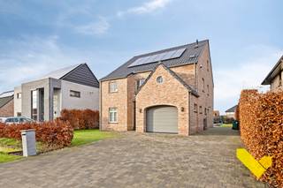 Deze vrijstaande woning gelegen in een kindvriendelijke straat te Balen Wezel omvat volgende troeven wat het zeker de moeite waard maakt om...