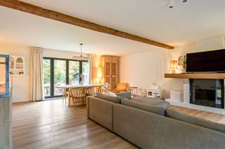 Via de geautomatiseerde poort betreden we de zonnige tuin met toegang naar de charmante villa op 1.753 m². De woning werd in 2025 volledig (ramen, volledige CV installatie incl leidingen, elek installatie, trap, vloeren, keuken, badkamers) en smaakvol gerenoveerd, met behoud van haar warme karakter en een hedendaagse afwerking.<br /><br />Indeling gelijkvloers:<br />De inkomhal geeft toegang tot een lichtrijke leefruimte met open haard, eiken balken en grote raampartijen die uitgeven op de tuin. De eetkamer sluit naadloos aan en vormt samen met de woonkamer een aangename leefzone met zicht op het groen.<br />De vernieuwde keuken, uitgevoerd in zachte tinten met houten accenten, is uitgerust met kwalitatieve toestellen en biedt veel werk- en bergruimte.<br />De dubbele garage werd reeds verbouwd en voorbereid voor verdere afwerking. Ze kan eenvoudig verder worden omgevormd tot een groot thuiskantoor, speelkamer voor kinderen of een volwaardige logeerkamer met badkamer — of een combinatie daarvan.<br /><br />Eerste verdieping:<br />Op de verdieping bevinden zich vier slaapkamers, waaronder een ruime master met ingemaakte kasten en ensuite-badkamer. De overige kamers kunnen perfect dienen als kinder-, logeer- of werkkamer. Een tweede badkamer en een praktische douchekamer (eventueel te gebruiken als wasplaats) vervolledigen deze verdieping.<br /><br />Tuin:<br />De zuidoostgerichte tuin vormt een groene buffer tussen de woning en de omgeving en biedt een verrassend gevoel van privacy. Dankzij het ruime perceel en het overdekte terras met haard geniet men hier van volop van de buitenruimte.<br /><br /><br />Deze woning combineert een warme, recente afwerking met een uitstekende bereikbaarheid en een groot perceel, wat haar bijzonder interessant maakt voor wie comfortabel en stijlvol wil wonen in Zoersel.