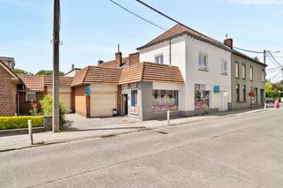 Idéalement situé au sein du très prisé village de Kain, cet immeuble mixte se compose d'un rez commercial de plus de 40m² actuellement en activité...