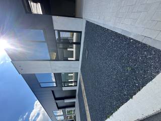 <h3><strong>Bedrijfsunit te huur in Elverdinge – 162 m² met parkings en laadkaai</strong></h3>
<p>Ontdek deze recente bedrijfsunit van <strong>162 m²</strong> in <strong>Elverdinge</strong>, ideaal voor opslag, atelier of kleinhandel. De unit maakt deel uit van een verzorgd en goed bereikbaar bedrijvencomplex, op korte afstand van Ieper en de verbindingswegen.</p>
<p>Binnenin geniet je van een <strong>praktische open ruimte</strong> met sectionale poort, betonvloer en voldoende hoogte voor opslag of werkplaats. Op het terrein is een <strong>laadkaai aanwezig</strong>, wat laden en lossen bijzonder efficiënt maakt.</p>
<p>Daarnaast zijn er <strong>3 privatieve parkeerplaatsen</strong> inbegrepen, wat het gebruiksgemak nog vergroot.</p>
<p>&#128205; <strong>Locatie:</strong> Elverdinge</p>
<p>&#128208; <strong>Opp. unit:</strong> 162 m²</p>
<p>&#128663; <strong>3 parkeerplaatsen inbegrepen</strong></p>
<p>⚙️ <strong>Laadkaai op het terrein</strong></p>
<p>&#128188; Ideaal voor zelfstandigen of KMO’s op zoek naar een toegankelijke en functionele bedrijfsruimte.</p>