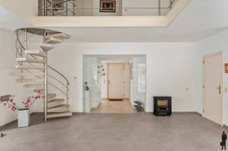 Residentieel gelegen te renoveren villa op ca. 2415m². Het uiterlijk aanzien doet niet vermoeden dat het hier een woning betreft met een...