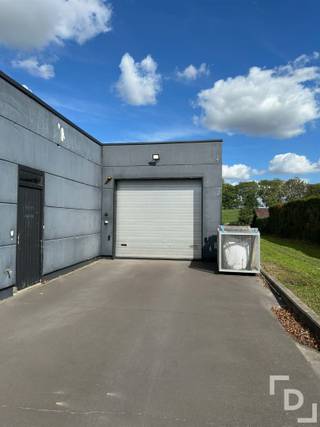 Op de Diksmuidseweg vinden we deze opslagloods/ atelier terug met een totale oppervlakte van 100 vierkante meter.De loods beschikt over een automatische poort, verlichting, elektriciteit en een waterkraantje.De ruimte is per direct vrij.