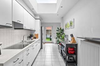 Deze instapklare woning bevindt zich in een rustige, doodlopende straat op wandelafstand van het centrum van Kortrijk.Bij het binnenkomen word je...