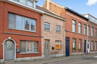 <p>Deze gezellige, instapklare rijwoning met twee slaapkamers en een terras is gelegen in het centrum van Herentals, waar alle faciliteiten zich op wandelafstand bevinden. <br /><br />Bij het betreden van de woning via de open keuken komt u terecht in de leefruimte die plaats biedt aan zowel een eetgedeelte als een zitruimte. Een grote schuifdeur zorgt voor veel lichtinval en geeft toegang tot het zuidgerichte terras, dat tevens bereikbaar is via een servitudeweg.</p>
<p>Op de eerste verdieping bevindt zich een moderne badkamer uitgerust met een ligbad en een douche. Daarnaast is er een apart toilet en een praktische berging die dienstdoet als wasplaats. <br /><br />De tweede verdieping biedt ruimte aan twee slaapkamers, die flexibel ingericht kunnen worden als hoofdslaapkamer en logeerkamer, of als kinderkamer en bureauruimte.<br /><br /><span>Extra info: instapklare woning I gunstig EPC 127 kWh/ (m² jaar) label B I achterzijde woning ook bereikbaar via wegenis I infoplicht: Vg, Wg, Gvv, Gvkr, Gmo I watertoets: P-score: B I </span><span>G-score: A.</span></p>