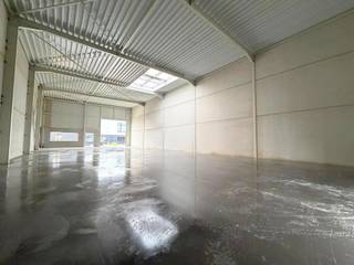 Nieuwbouw KMO-unit met een oppervlakte van 270 m² met 36 m² mezzanine te koop met een fantastische ligging langs de Bergensesteenweg te Sint-Pieters-Leeuw/Lot.<br /><br />De opslagruimtes zijn voorzien van een sectionale poort van 4M20X4M00, lichtstraat, polybetonvloer met draagkracht van 3T/m² en met een vrije hoogte van 6 m. Elke unit heeft vooraan een raampartij, enkele units beschikken ook over een raam op verdiep. Dankzij deze ramen is het mogelijk tot het plaatsen van een kantoor/showroom (op mezzanine). <br /><br />De volledige site wordt ontwikkeld in 3 fases waarbij deze fase onderdeel is van de 1ste.<br />Uitstekende bereikbaarheid naar de ring rond Brussel!