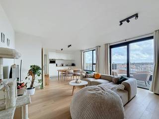 Prachtig éénslaapkamerappartement te huur met staanplaats en gemeenschappelijke fietsenberging in residentie 'Suikertoren' te Veurne. Zeer rustig gelegen, doch slechts op wandelafstand van het openbaar vervoer, winkels en stadscentrum.<br /><br />INDELING:<br />- Inkomhal;<br />- Ruime, lichtrijke leefruimte met open ingerichte keuken voorzien van inductiekookplaat, oven, ingebouwde vaatwasser, spoelbak, dampkap en ingebouwde koelkast. <br />- Overdekt terras (7m²) toegankelijk via het salon;<br />- Berging met aansluiting voor wasmachine;<br />- Apart toilet;<br />- Ruime slaapkamer (12m²);<br />- Badkamer voorzien van wasmeubel en bad/douche.<br /><br />> Kelderverdieping: <br />- Staanplaats 39<br /><br />> Gemeenschappelijke fietsenberging<br /><br />TROEVEN:<br />- Instapklaar;<br />- CV op warmtenet;<br />- Staanplaats inbegrepen in de huurprijs;<br />- Gemeenschappelijke fietsenberging.<br /><br /><br />Gemeenschappelijke kosten: €50/maand<br /><br />Vrij vanaf 01/01/2027<br /><br />Ben je geïnteresseerd in dit pand te huur in Veurne? Ga naar de website www.dewaele.com, klik op het pand dat je wenst te huren. Via de rode knop "vraag je bezoek aan" vragen we u kort een profiel in te vullen. Daarna nemen we contact op voor een bezoek. Telefonisch kunnen er geen afspraken gemaakt worden.