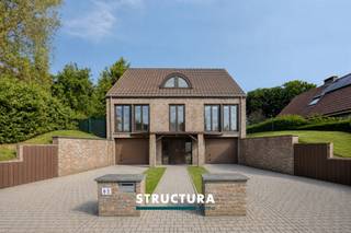 Spacieuse villa avec 4 chambres, bureau et deux garages. Vous êtes à la recherche d'une spacieuse maison familiale offrant de nombreuses possibilités et bénéficiant d'une excellente accessibilité ? Cette villa quatre façades est faite pour vous. Érigée sur un terrain de 8 ares 27 centiares, entre Relegem et Zellik, elle bénéficie d'un environnement résidentiel calme tout en profitant d'un accès rapide à Bruxelles, au Ring, à l'E40, aux commerces, aux écoles et aux transports en commun. Avec une superficie habitable d'environ 282 m², cette propriété offre tout l'espace nécessaire pour une grande famille, une profession libérale ou toute personne souhaitant profiter d'un cadre de vie confortable. Le séjour et la cuisine donnent sur le jardin, offrant une belle luminosité naturelle ainsi qu'une agréable vue verdoyante tout au long de l'année. Composition : Spacieux hall d'entrée avec accès aux deux garages intégrés, toilette invités, lumineux séjour avec vue sur le jardin, cuisine entièrement équipée, buanderie/remise, bureau ou chambre supplémentaire. À l'étage : vaste hall de nuit polyvalent, quatre grandes chambres et une salle de bains. Extérieur : Jardin agréable offrant beaucoup d'intimité, grande terrasse et nombreuses possibilités de stationnement sur la propriété. Les atouts : * Excellente situation entre Relegem et Zellik* Accès rapide à Bruxelles, au Ring et à l'E40* Terrain de 8 ares 27 centiares* Superficie habitable d'environ 282 m²* 5 chambres (4 + 1)* Deux garages intégrés* Séjour et cuisine avec une belle vue sur le jardin* PEB C (267 kWh/m²/an)* Bien sans amiante* Chauffage au gaz, complété par un chauffage électrique à l'étage* Maison familiale idéale offrant de beaux volumes et un excellent potentielCette spacieuse villa combine une situation stratégique, des espaces de vie confortables, un grand jardin et une disposition particulièrement fonctionnelle. Une opportunité idéale pour les personnes recherchant espace, accessibilité et qualité de vie. Intéressé(e) ? Contactez Structura pour plus d'informations ou pour organiser une visite au 02/460.80.46 ou via info@structura.be